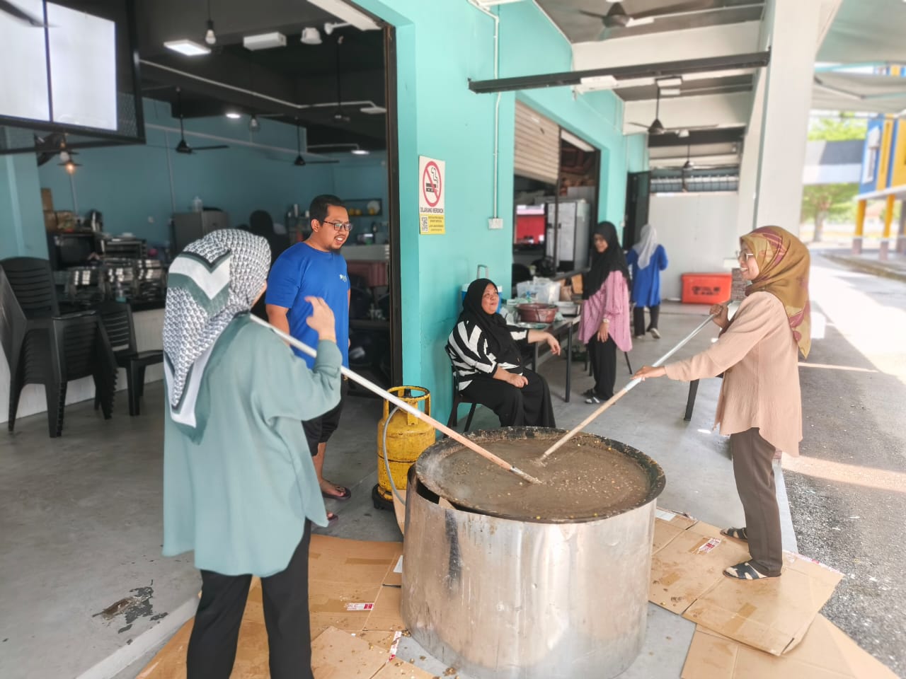 Program Gotong-Royong Bubur Asyura dan Jamuan Pulut Durian Anjuran FYNA Global Sdn Bhd Mengeratkan Ukhwah